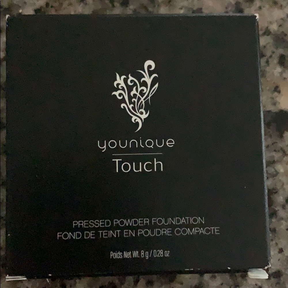 Younique  PRESSED POWDER FOUNDATION IN DAMASK